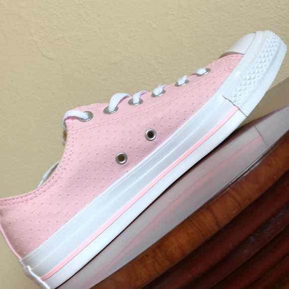 ALL🌟STAR Converse Woman’s Chuck Taylor Sneakers - Picture 3 of 5